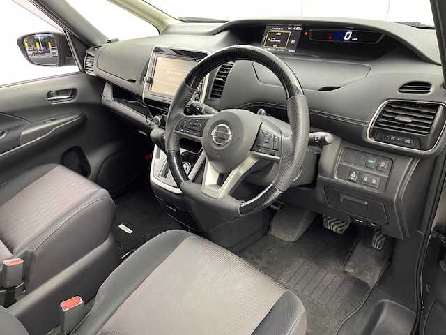 日産 セレナ ハイウェイスター 茨城県 2017(平29)年 7.7万km ダイヤモンドブラック 衝突軽減ブレーキ/純正9インチナビ/パーキングアシスト/両側パワースライドドア/クルーズコントロール　/前席シートヒーター/アイドリングストップ/横滑り防止装置/車線逸脱警報/純正フロアマット/純正ドアバイザー/スペアキー1本