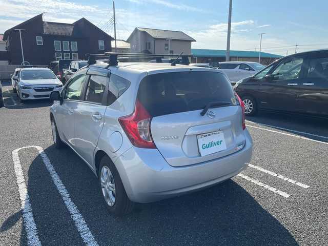 日産 ノート X 群馬県 2013(平25)年 4.3万km ブリリアントシルバー 純正CDオーディオ/インテリジェントキー×２/プッシュスタート/アイドリングストップ/ヘッドライトレベライザー/電動格納ミラー/ルーフキャリア