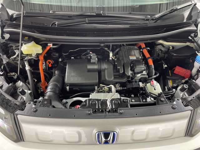 ホンダ フリード ハイブリット e:HEV クロスター 神奈川県 2025(令7)年 0.1千km プラチナホワイトパール 登録済未使用車/純正9型ディスプレイオーディオ【LXM-242ZFNI】/ホンダコネクトナビ/フルセグ　Bluetooth　AM FM　USB　iPod/両側電動スライドドア【サンシェード】/ホンダセンシング/CMBS衝突軽減ブレーキ/誤発進抑制機能/急アクセル抑制機能/路外逸脱抑制機能/アダブティブクルーズコントロール/LKAS車線維持支援システム/先行車発進お知らせ機能/標識認識機能/ブラインドスポットインフォメーション/パーキングセンサーシステム/後退出庫サポート/オートハイビーム/革巻きステアリング/前席シートヒーター/ECON/電動パーキングブレーキ/オートブレーキホールド/プッシュスタート/スマートキー/純正15インチアルミホイール/LEDヘッドランプ/オートライト/スペアキー