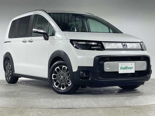 ホンダ フリード ハイブリット e:HEV クロスター 神奈川県 2025(令7)年 0.1千km プラチナホワイトパール 登録済未使用車/純正9型ディスプレイオーディオ【LXM-242ZFNI】/ホンダコネクトナビ/フルセグ　Bluetooth　AM FM　USB　iPod/両側電動スライドドア【サンシェード】/ホンダセンシング/CMBS衝突軽減ブレーキ/誤発進抑制機能/急アクセル抑制機能/路外逸脱抑制機能/アダブティブクルーズコントロール/LKAS車線維持支援システム/先行車発進お知らせ機能/標識認識機能/ブラインドスポットインフォメーション/パーキングセンサーシステム/後退出庫サポート/オートハイビーム/革巻きステアリング/前席シートヒーター/ECON/電動パーキングブレーキ/オートブレーキホールド/プッシュスタート/スマートキー/純正15インチアルミホイール/LEDヘッドランプ/オートライト/スペアキー