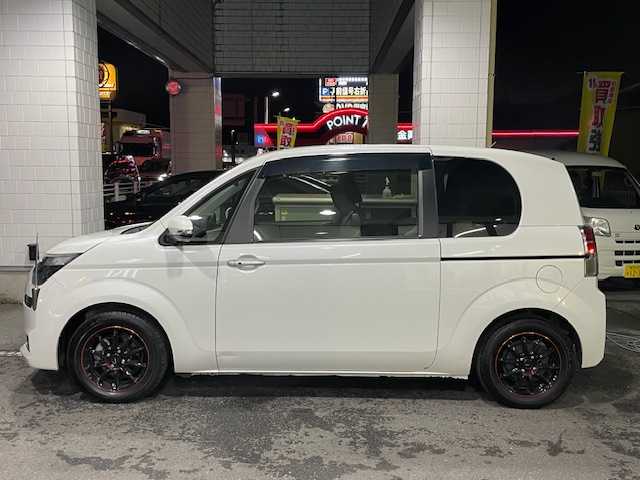 トヨタ スペイド G 埼玉県 2012(平24)年 3.3万km ホワイトパールクリスタルシャイン ワンオーナー/純正HDDナビ（型：NHZD-W62G）/　DTV/CD/DVD/HDD/HDD REC/BT/片側パワースライドドア/バックカメラ/D席シートヒーター/社外15インチアルミ/アイドリングストップ/スマートキー/スペアキー×1/純正フロアマット/革ステアリング/プッシュスタート/ETC/2022年製スタッドレスタイヤ×4本（175/65/R15）/ホイールキャップに傷あり