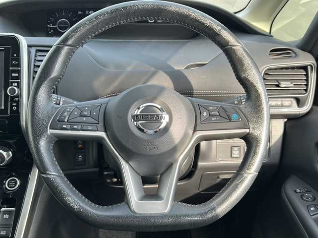 日産 セレナ ハイウェイスター プロパイロットED 青森県 2017(平29)年 10.6万km ブリリアントホワイトパール 2トーン 4WD/ワンオーナー/快適パック/純正9インチSDナビ・フルセグTV/CD・DVD・Bluetooth・SD/純正フリップダウンモニター/バックカメラ/両側パワースライドドア/エマージェンシーブレーキ/プロパイロット/クルーズコントロール/レーンキープアシスト/フロント・バックソナー/横滑り防止機能/2.3列目USB電源ソケット/3列目シートスライド/ビルトインETC/前後ドライブレコーダー/LEDヘッドライト/フォグランプ/15インチアルミ/インテリキー