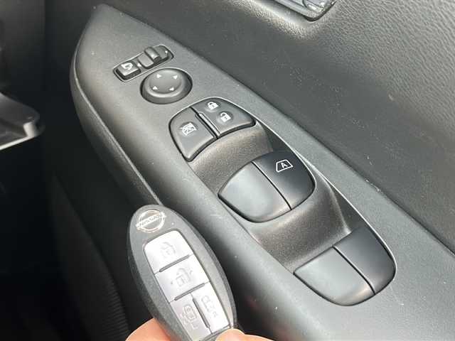 日産 セレナ ハイウェイスター プロパイロットED 青森県 2017(平29)年 10.6万km ブリリアントホワイトパール 2トーン 4WD/ワンオーナー/快適パック/純正9インチSDナビ・フルセグTV/CD・DVD・Bluetooth・SD/純正フリップダウンモニター/バックカメラ/両側パワースライドドア/エマージェンシーブレーキ/プロパイロット/クルーズコントロール/レーンキープアシスト/フロント・バックソナー/横滑り防止機能/2.3列目USB電源ソケット/3列目シートスライド/ビルトインETC/前後ドライブレコーダー/LEDヘッドライト/フォグランプ/15インチアルミ/インテリキー