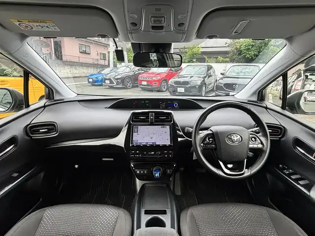 トヨタ プリウス S 熊本県 2019(平31)年 6.2万km ホワイトパールクリスタルシャイン 純正SDナビ（NSZT-Y68T）/【フルセグTV/CD/DVD/Bluetooth】/バックカメラ/レーダークルーズコントロール/衝突被害軽減システム/レーンキープアシスト/コーナーセンサー/純正15インチAW/オートLEDライト/純正フロアマット/革巻きステアリング/ダブルサイドエアバック/取扱説明書/保証書