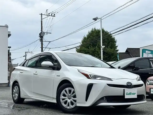 トヨタ プリウス S 熊本県 2019(平31)年 6.2万km ホワイトパールクリスタルシャイン 純正SDナビ（NSZT-Y68T）/【フルセグTV/CD/DVD/Bluetooth】/バックカメラ/レーダークルーズコントロール/衝突被害軽減システム/レーンキープアシスト/コーナーセンサー/純正15インチAW/オートLEDライト/純正フロアマット/革巻きステアリング/ダブルサイドエアバック/取扱説明書/保証書