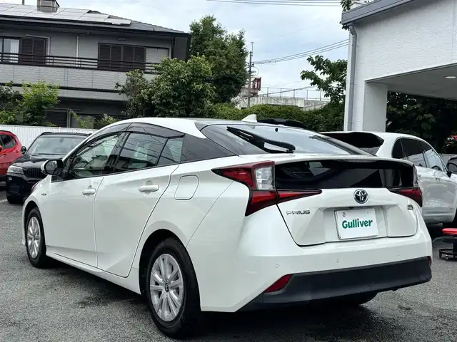 トヨタ プリウス S 熊本県 2019(平31)年 6.2万km ホワイトパールクリスタルシャイン 純正SDナビ（NSZT-Y68T）/【フルセグTV/CD/DVD/Bluetooth】/バックカメラ/レーダークルーズコントロール/衝突被害軽減システム/レーンキープアシスト/コーナーセンサー/純正15インチAW/オートLEDライト/純正フロアマット/革巻きステアリング/ダブルサイドエアバック/取扱説明書/保証書