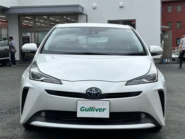 トヨタ プリウス S 熊本県 2019(平31)年 6.2万km ホワイトパールクリスタルシャイン 純正SDナビ（NSZT-Y68T）/【フルセグTV/CD/DVD/Bluetooth】/バックカメラ/レーダークルーズコントロール/衝突被害軽減システム/レーンキープアシスト/コーナーセンサー/純正15インチAW/オートLEDライト/純正フロアマット/革巻きステアリング/ダブルサイドエアバック/取扱説明書/保証書