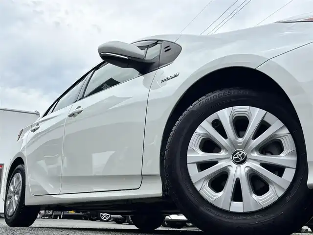 トヨタ プリウス S 熊本県 2019(平31)年 6.2万km ホワイトパールクリスタルシャイン 純正SDナビ（NSZT-Y68T）/【フルセグTV/CD/DVD/Bluetooth】/バックカメラ/レーダークルーズコントロール/衝突被害軽減システム/レーンキープアシスト/コーナーセンサー/純正15インチAW/オートLEDライト/純正フロアマット/革巻きステアリング/ダブルサイドエアバック/取扱説明書/保証書