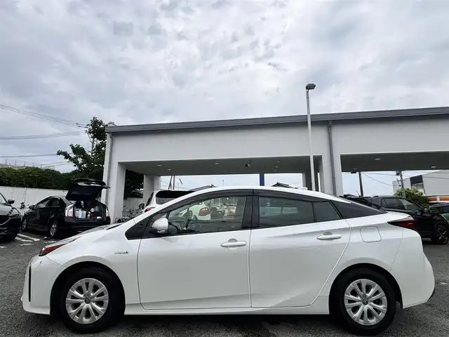 トヨタ プリウス S 熊本県 2019(平31)年 6.2万km ホワイトパールクリスタルシャイン 純正SDナビ（NSZT-Y68T）/【フルセグTV/CD/DVD/Bluetooth】/バックカメラ/レーダークルーズコントロール/衝突被害軽減システム/レーンキープアシスト/コーナーセンサー/純正15インチAW/オートLEDライト/純正フロアマット/革巻きステアリング/ダブルサイドエアバック/取扱説明書/保証書
