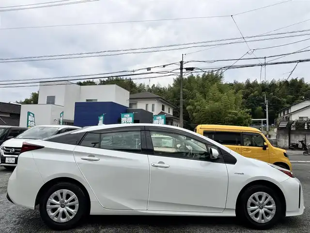 トヨタ プリウス S 熊本県 2019(平31)年 6.2万km ホワイトパールクリスタルシャイン 純正SDナビ（NSZT-Y68T）/【フルセグTV/CD/DVD/Bluetooth】/バックカメラ/レーダークルーズコントロール/衝突被害軽減システム/レーンキープアシスト/コーナーセンサー/純正15インチAW/オートLEDライト/純正フロアマット/革巻きステアリング/ダブルサイドエアバック/取扱説明書/保証書