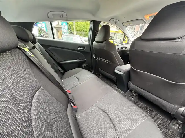 トヨタ プリウス S 熊本県 2019(平31)年 6.2万km ホワイトパールクリスタルシャイン 純正SDナビ（NSZT-Y68T）/【フルセグTV/CD/DVD/Bluetooth】/バックカメラ/レーダークルーズコントロール/衝突被害軽減システム/レーンキープアシスト/コーナーセンサー/純正15インチAW/オートLEDライト/純正フロアマット/革巻きステアリング/ダブルサイドエアバック/取扱説明書/保証書