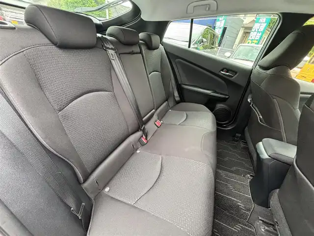 トヨタ プリウス S 熊本県 2019(平31)年 6.2万km ホワイトパールクリスタルシャイン 純正SDナビ（NSZT-Y68T）/【フルセグTV/CD/DVD/Bluetooth】/バックカメラ/レーダークルーズコントロール/衝突被害軽減システム/レーンキープアシスト/コーナーセンサー/純正15インチAW/オートLEDライト/純正フロアマット/革巻きステアリング/ダブルサイドエアバック/取扱説明書/保証書