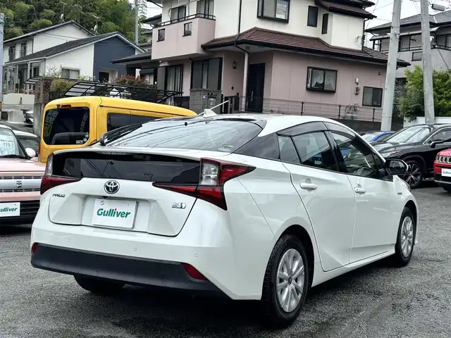 トヨタ プリウス S 熊本県 2019(平31)年 6.2万km ホワイトパールクリスタルシャイン 純正SDナビ（NSZT-Y68T）/【フルセグTV/CD/DVD/Bluetooth】/バックカメラ/レーダークルーズコントロール/衝突被害軽減システム/レーンキープアシスト/コーナーセンサー/純正15インチAW/オートLEDライト/純正フロアマット/革巻きステアリング/ダブルサイドエアバック/取扱説明書/保証書