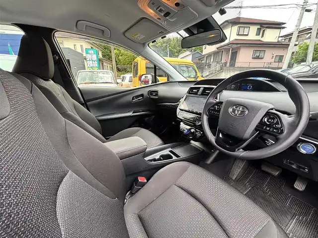 トヨタ プリウス S 熊本県 2019(平31)年 6.2万km ホワイトパールクリスタルシャイン 純正SDナビ（NSZT-Y68T）/【フルセグTV/CD/DVD/Bluetooth】/バックカメラ/レーダークルーズコントロール/衝突被害軽減システム/レーンキープアシスト/コーナーセンサー/純正15インチAW/オートLEDライト/純正フロアマット/革巻きステアリング/ダブルサイドエアバック/取扱説明書/保証書