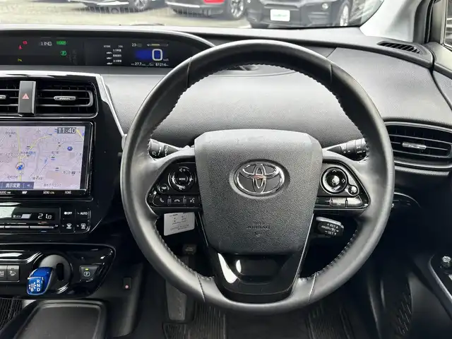 トヨタ プリウス S 熊本県 2019(平31)年 6.2万km ホワイトパールクリスタルシャイン 純正SDナビ（NSZT-Y68T）/【フルセグTV/CD/DVD/Bluetooth】/バックカメラ/レーダークルーズコントロール/衝突被害軽減システム/レーンキープアシスト/コーナーセンサー/純正15インチAW/オートLEDライト/純正フロアマット/革巻きステアリング/ダブルサイドエアバック/取扱説明書/保証書
