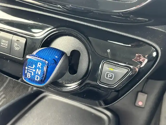 トヨタ プリウス S 熊本県 2019(平31)年 6.2万km ホワイトパールクリスタルシャイン 純正SDナビ（NSZT-Y68T）/【フルセグTV/CD/DVD/Bluetooth】/バックカメラ/レーダークルーズコントロール/衝突被害軽減システム/レーンキープアシスト/コーナーセンサー/純正15インチAW/オートLEDライト/純正フロアマット/革巻きステアリング/ダブルサイドエアバック/取扱説明書/保証書