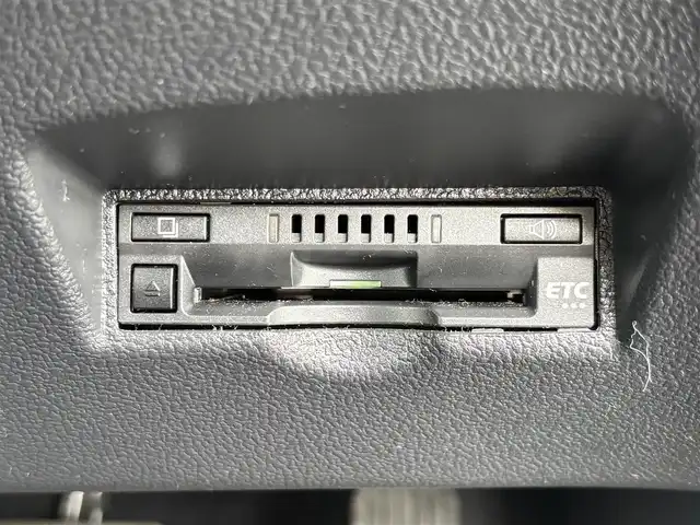 トヨタ プリウス S 熊本県 2019(平31)年 6.2万km ホワイトパールクリスタルシャイン 純正SDナビ（NSZT-Y68T）/【フルセグTV/CD/DVD/Bluetooth】/バックカメラ/レーダークルーズコントロール/衝突被害軽減システム/レーンキープアシスト/コーナーセンサー/純正15インチAW/オートLEDライト/純正フロアマット/革巻きステアリング/ダブルサイドエアバック/取扱説明書/保証書