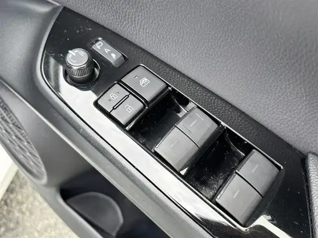 トヨタ プリウス S 熊本県 2019(平31)年 6.2万km ホワイトパールクリスタルシャイン 純正SDナビ（NSZT-Y68T）/【フルセグTV/CD/DVD/Bluetooth】/バックカメラ/レーダークルーズコントロール/衝突被害軽減システム/レーンキープアシスト/コーナーセンサー/純正15インチAW/オートLEDライト/純正フロアマット/革巻きステアリング/ダブルサイドエアバック/取扱説明書/保証書