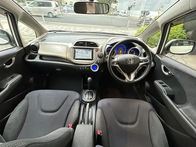 ホンダ フィット ハイブリット ナビ プレミアムセレクション 兵庫県 2011(平23)年 10.4万km プレミアムホワイトパール (株)IDOMが運営する【じしゃロン西宮店】の自社ローン専用車両になります。こちらは現金またはオートローンご利用時の価格です。自社ローンご希望の方は別途その旨お申付け下さい/*社外ナビ/*CN-MW240D/*DVD再生機能あり/*ステアリングスイッチあり/*クルーズコントロール/*社外AW/*純正フロアマット/*リモコンキー/*Wエアバッグ/*ハロゲンライト/*ETC/*AAC