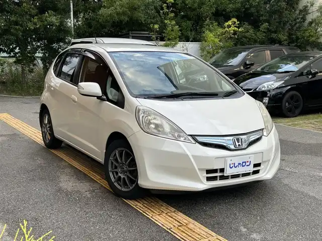 ホンダ フィット ハイブリット ナビ プレミアムセレクション 兵庫県 2011(平23)年 10.4万km プレミアムホワイトパール (株)IDOMが運営する【じしゃロン西宮店】の自社ローン専用車両になります。こちらは現金またはオートローンご利用時の価格です。自社ローンご希望の方は別途その旨お申付け下さい/*社外ナビ/*CN-MW240D/*DVD再生機能あり/*ステアリングスイッチあり/*クルーズコントロール/*社外AW/*純正フロアマット/*リモコンキー/*Wエアバッグ/*ハロゲンライト/*ETC/*AAC