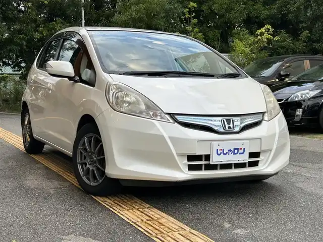 ホンダ フィット ハイブリット ナビ プレミアムセレクション 兵庫県 2011(平23)年 10.4万km プレミアムホワイトパール (株)IDOMが運営する【じしゃロン西宮店】の自社ローン専用車両になります。こちらは現金またはオートローンご利用時の価格です。自社ローンご希望の方は別途その旨お申付け下さい/*社外ナビ/*CN-MW240D/*DVD再生機能あり/*ステアリングスイッチあり/*クルーズコントロール/*社外AW/*純正フロアマット/*リモコンキー/*Wエアバッグ/*ハロゲンライト/*ETC/*AAC