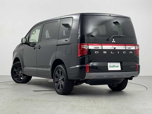 三菱 デリカＤ：５ シャモニー 愛知県 2025(令7)年 0.1千km ブラックダイヤモンド /禁煙車//登録済未使用車//特別仕様車”CHAMONIX”//ナビ取付パッケージ//リアモニター取付パッケージ//マルチアラウンドモニター//e-Assist//レーダークルーズコントロール//専用ブラック外装加飾//専用デカール//専用18インチブラックアルミホイール//専用合皮×スエード調コンビシート(撥水機能付)//専用木目調パネル//専用シルバーステッチ加飾//LEDヘッドライト//オートライト//LEDフォグランプ//エレクトリックテールゲート//両側パワースライドドア//運転席パワーシート//前席シートヒーター//電子パーキングブレーキ//ブレーキホールド//革巻きステアリング//ステアリングスイッチ//ステアリングヒーター//プッシュスタート//電動格納ミラー//アイドリングストップ//新車保証書・取扱説明書//スペアキー