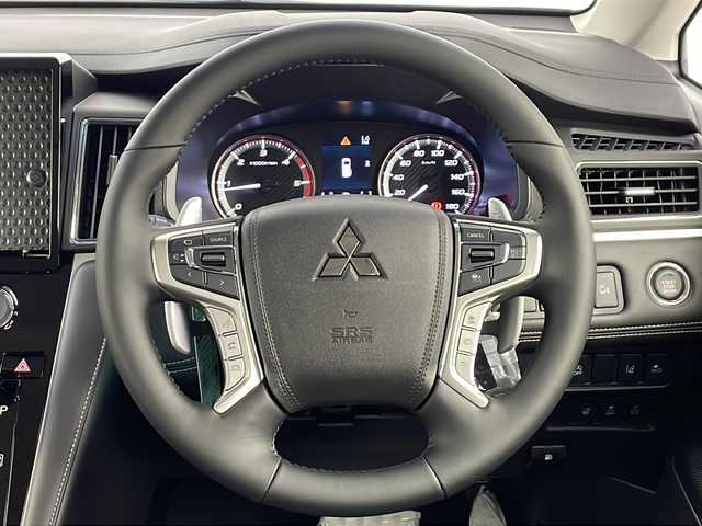 三菱 デリカＤ：５ シャモニー 愛知県 2025(令7)年 0.1千km ブラックダイヤモンド /禁煙車//登録済未使用車//特別仕様車”CHAMONIX”//ナビ取付パッケージ//リアモニター取付パッケージ//マルチアラウンドモニター//e-Assist//レーダークルーズコントロール//専用ブラック外装加飾//専用デカール//専用18インチブラックアルミホイール//専用合皮×スエード調コンビシート(撥水機能付)//専用木目調パネル//専用シルバーステッチ加飾//LEDヘッドライト//オートライト//LEDフォグランプ//エレクトリックテールゲート//両側パワースライドドア//運転席パワーシート//前席シートヒーター//電子パーキングブレーキ//ブレーキホールド//革巻きステアリング//ステアリングスイッチ//ステアリングヒーター//プッシュスタート//電動格納ミラー//アイドリングストップ//新車保証書・取扱説明書//スペアキー