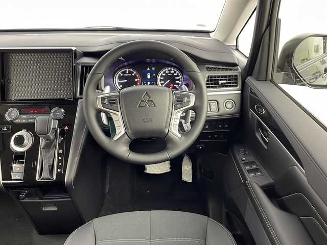 三菱 デリカＤ：５ シャモニー 愛知県 2025(令7)年 0.1千km ブラックダイヤモンド /禁煙車//登録済未使用車//特別仕様車”CHAMONIX”//ナビ取付パッケージ//リアモニター取付パッケージ//マルチアラウンドモニター//e-Assist//レーダークルーズコントロール//専用ブラック外装加飾//専用デカール//専用18インチブラックアルミホイール//専用合皮×スエード調コンビシート(撥水機能付)//専用木目調パネル//専用シルバーステッチ加飾//LEDヘッドライト//オートライト//LEDフォグランプ//エレクトリックテールゲート//両側パワースライドドア//運転席パワーシート//前席シートヒーター//電子パーキングブレーキ//ブレーキホールド//革巻きステアリング//ステアリングスイッチ//ステアリングヒーター//プッシュスタート//電動格納ミラー//アイドリングストップ//新車保証書・取扱説明書//スペアキー