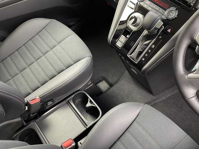 三菱 デリカＤ：５ シャモニー 愛知県 2025(令7)年 0.1千km ブラックダイヤモンド /禁煙車//登録済未使用車//特別仕様車”CHAMONIX”//ナビ取付パッケージ//リアモニター取付パッケージ//マルチアラウンドモニター//e-Assist//レーダークルーズコントロール//専用ブラック外装加飾//専用デカール//専用18インチブラックアルミホイール//専用合皮×スエード調コンビシート(撥水機能付)//専用木目調パネル//専用シルバーステッチ加飾//LEDヘッドライト//オートライト//LEDフォグランプ//エレクトリックテールゲート//両側パワースライドドア//運転席パワーシート//前席シートヒーター//電子パーキングブレーキ//ブレーキホールド//革巻きステアリング//ステアリングスイッチ//ステアリングヒーター//プッシュスタート//電動格納ミラー//アイドリングストップ//新車保証書・取扱説明書//スペアキー