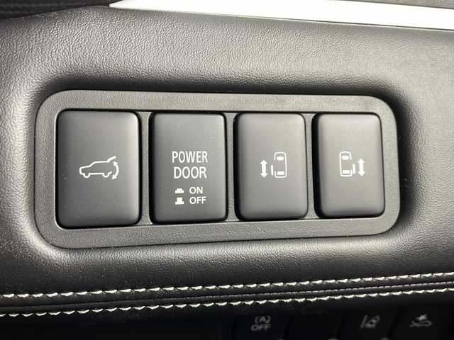 三菱 デリカＤ：５ シャモニー 愛知県 2025(令7)年 0.1千km ブラックダイヤモンド /禁煙車//登録済未使用車//特別仕様車”CHAMONIX”//ナビ取付パッケージ//リアモニター取付パッケージ//マルチアラウンドモニター//e-Assist//レーダークルーズコントロール//専用ブラック外装加飾//専用デカール//専用18インチブラックアルミホイール//専用合皮×スエード調コンビシート(撥水機能付)//専用木目調パネル//専用シルバーステッチ加飾//LEDヘッドライト//オートライト//LEDフォグランプ//エレクトリックテールゲート//両側パワースライドドア//運転席パワーシート//前席シートヒーター//電子パーキングブレーキ//ブレーキホールド//革巻きステアリング//ステアリングスイッチ//ステアリングヒーター//プッシュスタート//電動格納ミラー//アイドリングストップ//新車保証書・取扱説明書//スペアキー