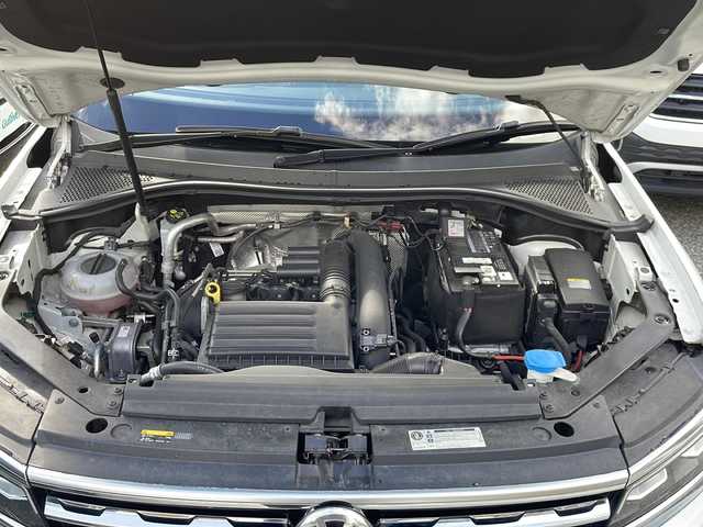 フォルクスワーゲン ティグアン TSI ハイライン 大阪府 2020(令2)年 9.5万km ピュアホワイト 純正メモリナビ/・DVD/CD/FM/AM/Bluetooth/ETC/ドライブレコーダー/バックカメラ/全周囲カメラ/レーンキープアシスト/クルーズコントロール/盗難防止装置/ステアリングリモコン/シートヒーター（D席+N席）/ルーフレール/コーナーセンサー/LEDヘッドライト/オートライト/オートエアコン/広角ミラー/電動パーキングブレーキ/スマートキー×2/プッシュスタート/12V電源/USBジャック/純正18インチアルミホイール/純正フロアマット/取扱説明書/保証書