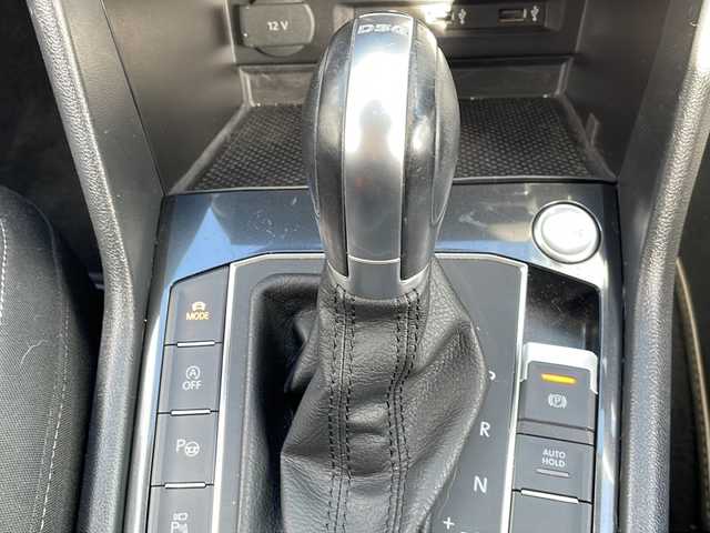 フォルクスワーゲン ティグアン TSI ハイライン 大阪府 2020(令2)年 9.5万km ピュアホワイト 純正メモリナビ/・DVD/CD/FM/AM/Bluetooth/ETC/ドライブレコーダー/バックカメラ/全周囲カメラ/レーンキープアシスト/クルーズコントロール/盗難防止装置/ステアリングリモコン/シートヒーター（D席+N席）/ルーフレール/コーナーセンサー/LEDヘッドライト/オートライト/オートエアコン/広角ミラー/電動パーキングブレーキ/スマートキー×2/プッシュスタート/12V電源/USBジャック/純正18インチアルミホイール/純正フロアマット/取扱説明書/保証書