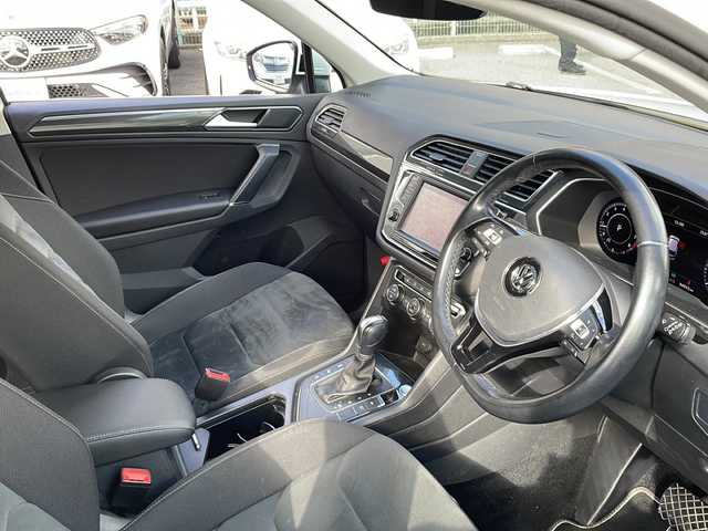 フォルクスワーゲン ティグアン TSI ハイライン 大阪府 2020(令2)年 9.5万km ピュアホワイト 純正メモリナビ/・DVD/CD/FM/AM/Bluetooth/ETC/ドライブレコーダー/バックカメラ/全周囲カメラ/レーンキープアシスト/クルーズコントロール/盗難防止装置/ステアリングリモコン/シートヒーター（D席+N席）/ルーフレール/コーナーセンサー/LEDヘッドライト/オートライト/オートエアコン/広角ミラー/電動パーキングブレーキ/スマートキー×2/プッシュスタート/12V電源/USBジャック/純正18インチアルミホイール/純正フロアマット/取扱説明書/保証書