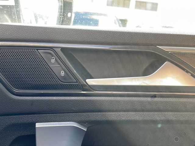 フォルクスワーゲン ティグアン TSI ハイライン 大阪府 2020(令2)年 9.5万km ピュアホワイト 純正メモリナビ/・DVD/CD/FM/AM/Bluetooth/ETC/ドライブレコーダー/バックカメラ/全周囲カメラ/レーンキープアシスト/クルーズコントロール/盗難防止装置/ステアリングリモコン/シートヒーター（D席+N席）/ルーフレール/コーナーセンサー/LEDヘッドライト/オートライト/オートエアコン/広角ミラー/電動パーキングブレーキ/スマートキー×2/プッシュスタート/12V電源/USBジャック/純正18インチアルミホイール/純正フロアマット/取扱説明書/保証書