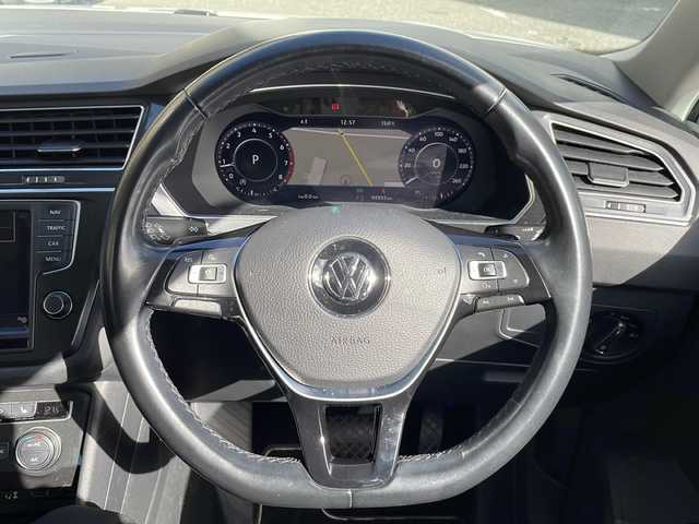 フォルクスワーゲン ティグアン TSI ハイライン 大阪府 2020(令2)年 9.5万km ピュアホワイト 純正メモリナビ/・DVD/CD/FM/AM/Bluetooth/ETC/ドライブレコーダー/バックカメラ/全周囲カメラ/レーンキープアシスト/クルーズコントロール/盗難防止装置/ステアリングリモコン/シートヒーター（D席+N席）/ルーフレール/コーナーセンサー/LEDヘッドライト/オートライト/オートエアコン/広角ミラー/電動パーキングブレーキ/スマートキー×2/プッシュスタート/12V電源/USBジャック/純正18インチアルミホイール/純正フロアマット/取扱説明書/保証書