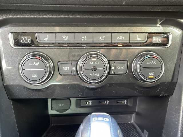 フォルクスワーゲン ティグアン TSI ハイライン 大阪府 2020(令2)年 9.5万km ピュアホワイト 純正メモリナビ/・DVD/CD/FM/AM/Bluetooth/ETC/ドライブレコーダー/バックカメラ/全周囲カメラ/レーンキープアシスト/クルーズコントロール/盗難防止装置/ステアリングリモコン/シートヒーター（D席+N席）/ルーフレール/コーナーセンサー/LEDヘッドライト/オートライト/オートエアコン/広角ミラー/電動パーキングブレーキ/スマートキー×2/プッシュスタート/12V電源/USBジャック/純正18インチアルミホイール/純正フロアマット/取扱説明書/保証書