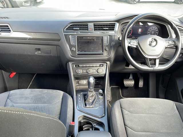 フォルクスワーゲン ティグアン TSI ハイライン 大阪府 2020(令2)年 9.5万km ピュアホワイト 純正メモリナビ/・DVD/CD/FM/AM/Bluetooth/ETC/ドライブレコーダー/バックカメラ/全周囲カメラ/レーンキープアシスト/クルーズコントロール/盗難防止装置/ステアリングリモコン/シートヒーター（D席+N席）/ルーフレール/コーナーセンサー/LEDヘッドライト/オートライト/オートエアコン/広角ミラー/電動パーキングブレーキ/スマートキー×2/プッシュスタート/12V電源/USBジャック/純正18インチアルミホイール/純正フロアマット/取扱説明書/保証書