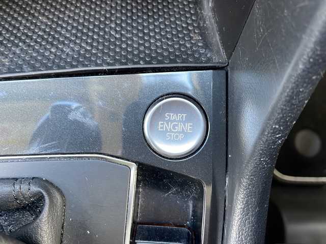 フォルクスワーゲン ティグアン TSI ハイライン 大阪府 2020(令2)年 9.5万km ピュアホワイト 純正メモリナビ/・DVD/CD/FM/AM/Bluetooth/ETC/ドライブレコーダー/バックカメラ/全周囲カメラ/レーンキープアシスト/クルーズコントロール/盗難防止装置/ステアリングリモコン/シートヒーター（D席+N席）/ルーフレール/コーナーセンサー/LEDヘッドライト/オートライト/オートエアコン/広角ミラー/電動パーキングブレーキ/スマートキー×2/プッシュスタート/12V電源/USBジャック/純正18インチアルミホイール/純正フロアマット/取扱説明書/保証書