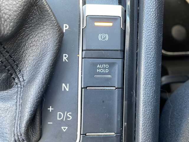 フォルクスワーゲン ティグアン TSI ハイライン 大阪府 2020(令2)年 9.5万km ピュアホワイト 純正メモリナビ/・DVD/CD/FM/AM/Bluetooth/ETC/ドライブレコーダー/バックカメラ/全周囲カメラ/レーンキープアシスト/クルーズコントロール/盗難防止装置/ステアリングリモコン/シートヒーター（D席+N席）/ルーフレール/コーナーセンサー/LEDヘッドライト/オートライト/オートエアコン/広角ミラー/電動パーキングブレーキ/スマートキー×2/プッシュスタート/12V電源/USBジャック/純正18インチアルミホイール/純正フロアマット/取扱説明書/保証書