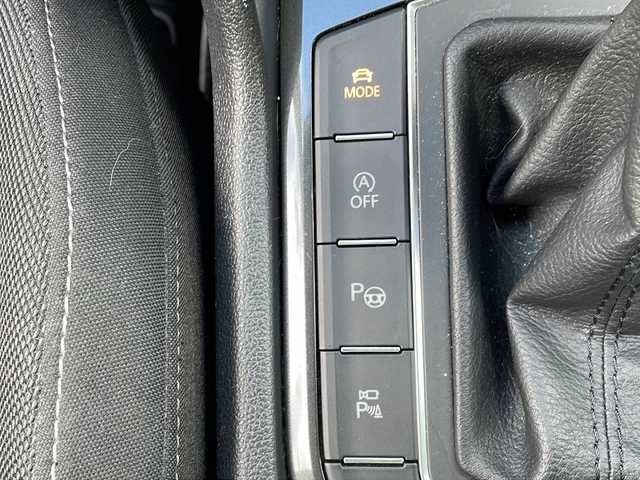 フォルクスワーゲン ティグアン TSI ハイライン 大阪府 2020(令2)年 9.5万km ピュアホワイト 純正メモリナビ/・DVD/CD/FM/AM/Bluetooth/ETC/ドライブレコーダー/バックカメラ/全周囲カメラ/レーンキープアシスト/クルーズコントロール/盗難防止装置/ステアリングリモコン/シートヒーター（D席+N席）/ルーフレール/コーナーセンサー/LEDヘッドライト/オートライト/オートエアコン/広角ミラー/電動パーキングブレーキ/スマートキー×2/プッシュスタート/12V電源/USBジャック/純正18インチアルミホイール/純正フロアマット/取扱説明書/保証書