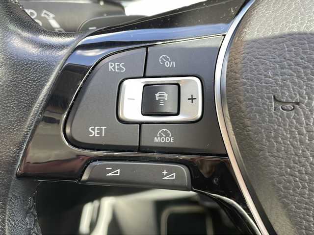 フォルクスワーゲン ティグアン TSI ハイライン 大阪府 2020(令2)年 9.5万km ピュアホワイト 純正メモリナビ/・DVD/CD/FM/AM/Bluetooth/ETC/ドライブレコーダー/バックカメラ/全周囲カメラ/レーンキープアシスト/クルーズコントロール/盗難防止装置/ステアリングリモコン/シートヒーター（D席+N席）/ルーフレール/コーナーセンサー/LEDヘッドライト/オートライト/オートエアコン/広角ミラー/電動パーキングブレーキ/スマートキー×2/プッシュスタート/12V電源/USBジャック/純正18インチアルミホイール/純正フロアマット/取扱説明書/保証書