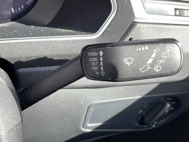 フォルクスワーゲン ティグアン TSI ハイライン 大阪府 2020(令2)年 9.5万km ピュアホワイト 純正メモリナビ/・DVD/CD/FM/AM/Bluetooth/ETC/ドライブレコーダー/バックカメラ/全周囲カメラ/レーンキープアシスト/クルーズコントロール/盗難防止装置/ステアリングリモコン/シートヒーター（D席+N席）/ルーフレール/コーナーセンサー/LEDヘッドライト/オートライト/オートエアコン/広角ミラー/電動パーキングブレーキ/スマートキー×2/プッシュスタート/12V電源/USBジャック/純正18インチアルミホイール/純正フロアマット/取扱説明書/保証書