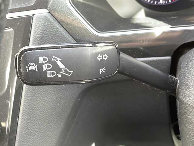 フォルクスワーゲン ティグアン TSI ハイライン 大阪府 2020(令2)年 9.5万km ピュアホワイト 純正メモリナビ/・DVD/CD/FM/AM/Bluetooth/ETC/ドライブレコーダー/バックカメラ/全周囲カメラ/レーンキープアシスト/クルーズコントロール/盗難防止装置/ステアリングリモコン/シートヒーター（D席+N席）/ルーフレール/コーナーセンサー/LEDヘッドライト/オートライト/オートエアコン/広角ミラー/電動パーキングブレーキ/スマートキー×2/プッシュスタート/12V電源/USBジャック/純正18インチアルミホイール/純正フロアマット/取扱説明書/保証書