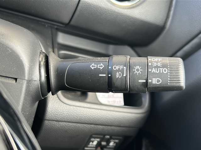 ホンダ Ｎ ＢＯＸ カスタム L ターボ スタイル+ブラック 静岡県 2022(令4)年 4.6万km プラチナホワイトパール 純正SDナビ/・CD/・DVD/・フルセグＴＶ/・Bluetooth/・USB/・AM/・FM/主要装備/・両側パワスラ/・衝突軽減/・レーンキープ/・追従クルコン/・コーナーセンサー前/・バックカメラ/・ETC/・ハーフレザーシート/・シートヒーターD/N席/・パドルシフト/・LEDヘッドライト/・オートライト/・オートハイビーム/・フォグランプ/・電動パーキングブレーキ/・オートホールド/・純正フロアマット/・純正アルミホイール/・スマートキー/・プッシュスタート