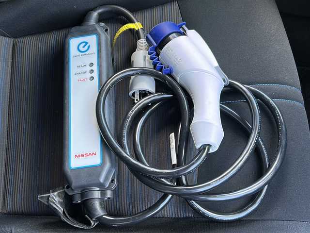 日産 リーフ e+ X アーバンクロム 広島県 2021(令3)年 3.6万km ステルスグレー/スーパーブラック 禁煙車/ワンオーナー/寒冷地仕様：後席ヒーター/後席ヒーター吹出口/ヒーターミラー/不凍液濃度アップ/プロパイロット/アラウンドビューモニター/インテリジェントルームミラー/エマージェンシーブレーキ/車線逸脱防止支援/ふらつき警報/純正9インチコネクトナビ/・フルセグ/Bluetooth/AppleCarPlay/革巻きステアリング/ステアリングスイッチ/ステアリングヒーター/LEDヘッドライト/シートヒーター（D/N）/電動パーキングブレーキ/純正17インチアルミホイール/オートエアコン/USBポート/純正ドライブレコーダー/ETC2.0/プッシュスタート/スマートキー/スペアキー/取扱書/保証書/充電ケーブル