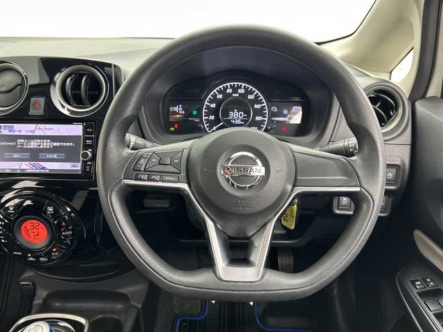 日産 ノート e－パワー X 三重県 2018(平30)年 3.7万km ブリリアントホワイトパール /禁煙車//純正ナビ//エマージェンシーブレーキ　//レーンキープアシスト　//アラウンドビューモニター　//インテリジェントスマートルームミラー　//前後コーナーセンサー　//ＬＥＤ　//ＥＴＣ　//ＤＶＤ再生　//Ｂｌｕｅｔｏｏｔｈ