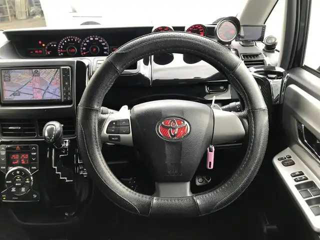 トヨタ ヴォクシー ZS 煌 富山県 2011(平23)年 8.7万km ブラック ローダウン/フリップダウンモニター/純正ナビ/フルセグTV/Bluetooth/バックカメラ/両側パワースライドドア/スマートキー/プッシュスタート/スペアキー１本/黒革調シートカバー/LEDヘッドライト/オートライト/ETC