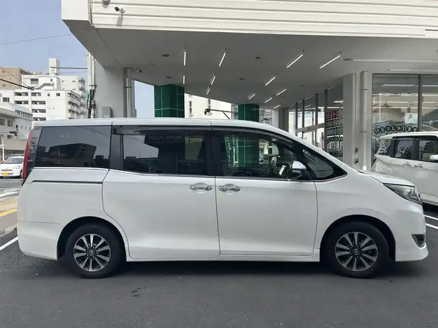 トヨタ エスクァイア Gi 広島県 2018(平30)年 10.9万km ホワイトパールクリスタルシャイン ワンオーナー/純正ディーラーオプション9インチSDナビ/・フルセグTV/・Bluetooth/・DVD/フリップダウンモニター/セーフティーセンス/・衝突回避支援パッケージ/・先行車発進告知機能/オートライト/オートマチックハイビーム/ビルトインETC/フロントシートヒーター/ドラレコ/両側パワースライドドア