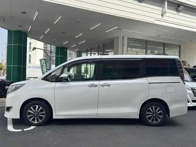 トヨタ エスクァイア Gi 広島県 2018(平30)年 10.9万km ホワイトパールクリスタルシャイン ワンオーナー/純正ディーラーオプション9インチSDナビ/・フルセグTV/・Bluetooth/・DVD/フリップダウンモニター/セーフティーセンス/・衝突回避支援パッケージ/・先行車発進告知機能/オートライト/オートマチックハイビーム/ビルトインETC/フロントシートヒーター/ドラレコ/両側パワースライドドア