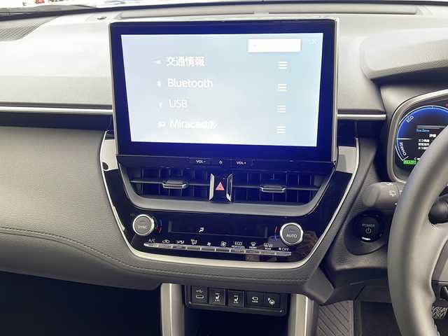 トヨタ カローラ クロス ハイブリッド Z 愛知県 2025(令7)年 0.1万km未満 セメントグレーメタリック 登録済未使用車/10.5型コネクテッドナビ対応ディスプレイオーディオ/・フルセグテレビ/・Miracast/全方位カメラ/パノラミックルーフ/純正ドライブレコーダー/ビルトインＥＴＣ2.0/トヨタチームメイト/・アドバンスト パーク/・パーキングサポートブレーキ/・ブラインドスポットモニター/・安心降車アシスト/トヨタセーフティセンス/・プリクラッシュブレーキ/・レーンアシスト/・レーダークルーズコントロール/横滑り防止/ルーフレール/パワーバックドア/オートハイビーム/自動防眩ミラー/シートヒーター/フォグランプ/プロアクティブドライビングアシスト/プッシュスタート